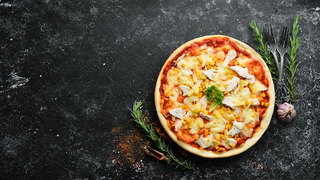 Pizza traditionnelle au poulet ananas et maïs Vue de dessus espace libre pour votre texte Style rustique