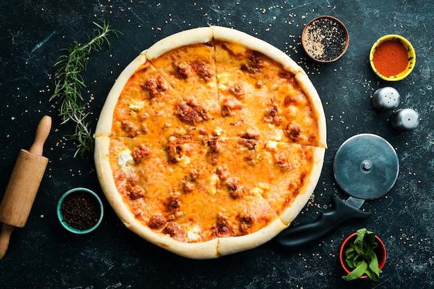 Pizza traditionnelle au thon et au fromage Cuisine italienne Vue de dessus