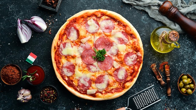 Pizza traditionnelle avec saucisse de salami et mozzarella Vue de dessus espace libre pour votre texte Style rustique