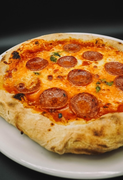 Une pizza typique napolitaine au pepperoni