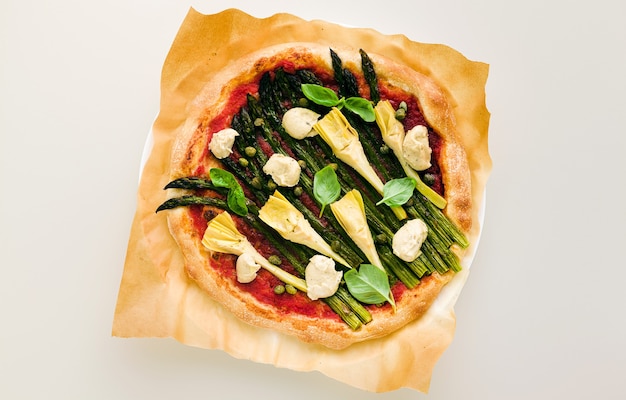 Pizza vegan aux asperges et artichauts