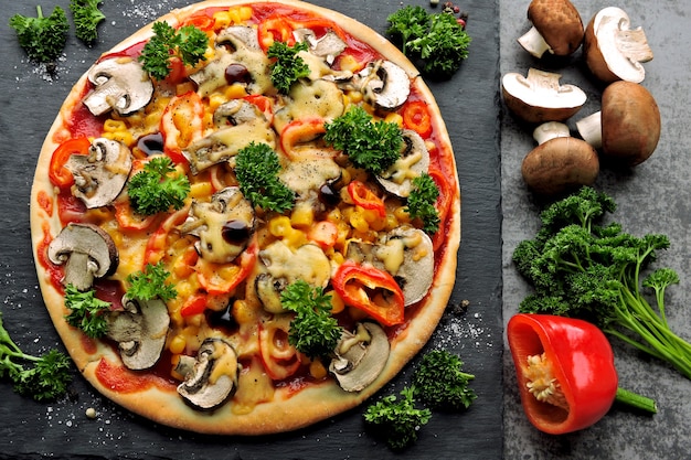 Pizza végétalienne aux champignons, légumes et herbes. Régime céto. Régime Pegan.