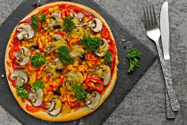 Pizza végétalienne aux champignons, légumes et herbes. Régime céto. Régime Pegan.