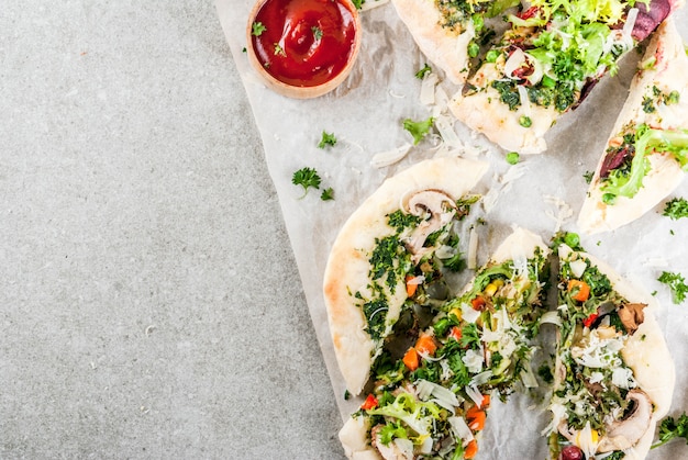 Pizza végétalienne aux légumes frais