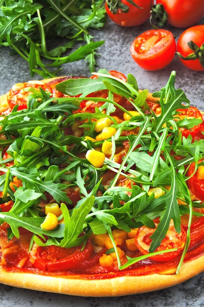 Pizza végétalienne avec roquette fraîche. Nourriture saine.