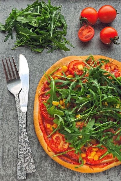 Pizza végétalienne avec roquette fraîche. Nourriture saine.