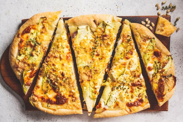 Pizza végétarienne aux courgettes, fromage et noix