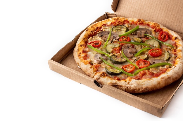 Pizza végétarienne avec des courgettes, des poivrons de tomates et des champignons emballés isolés