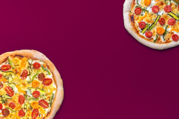 Photo pizza végétarienne maison isolée sur un fond de couleur magenta