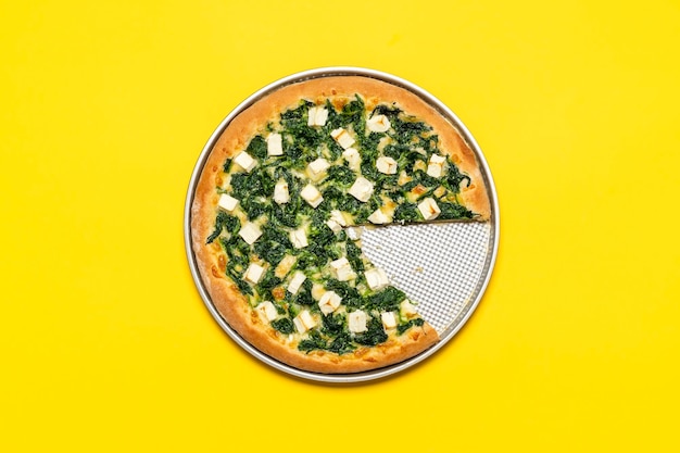 Pizza végétarienne minimaliste sur fond jaune