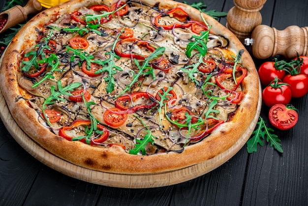 Pizza végétarienne sans viande aux aubergines et courgettes