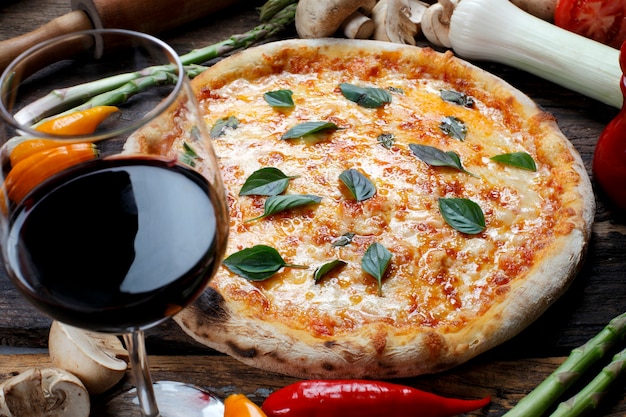 Pizza avec verre de vin rouge