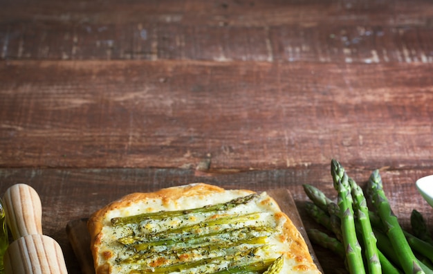 Pizza verte aux asperges aux herbes et fond de mozzarella