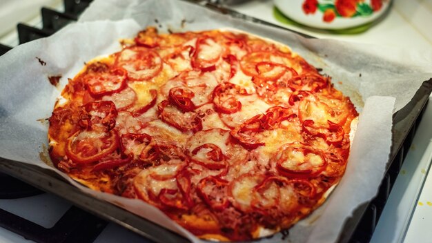 Pizza à la viande, au fromage et aux tomates