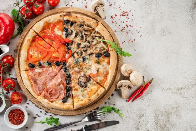 Pizza à la viande chaude fraîche sur fond de béton blanc Mise à plat