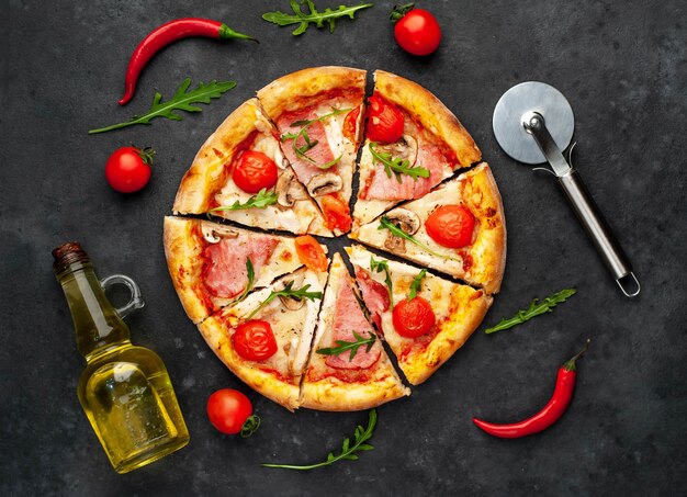 pizza à la viande avec fromage, poulet, jambon, champignons champions, tomates