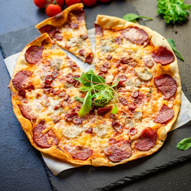 Pizza viande salami saucisse fromage sauce tomate