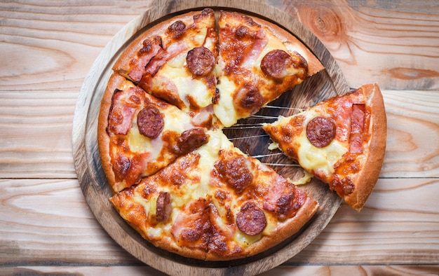 Pizza sur la vue de dessus de plateau en bois