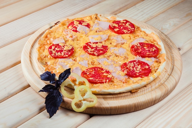 Pizza sur la vue de dessus de table en bois