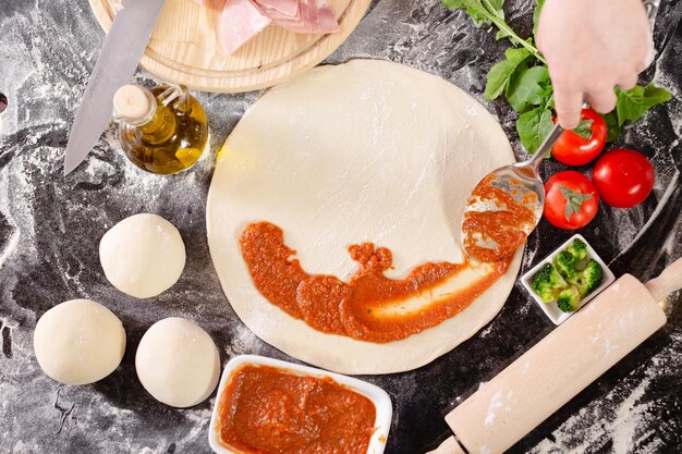 Pizzaiolo prépare la pizza dans la cuisine le chef prépare la pâte