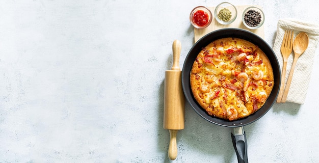 PizzaPizza avec roquette au fromage mozzarella tomate et sauce sur bannière web de fond en pierre noire