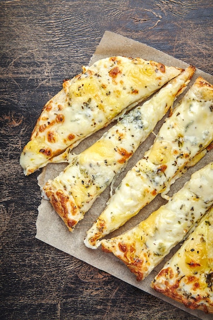 Pizzas à la romaine au fromage pizza carrée romaine ou pina sur une pâte épaisse cuisine italienne