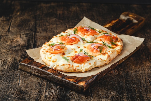 Pizzas à la romaine au saumon pizza carrée romaine ou pina sur pâte épaisse cuisine italienne