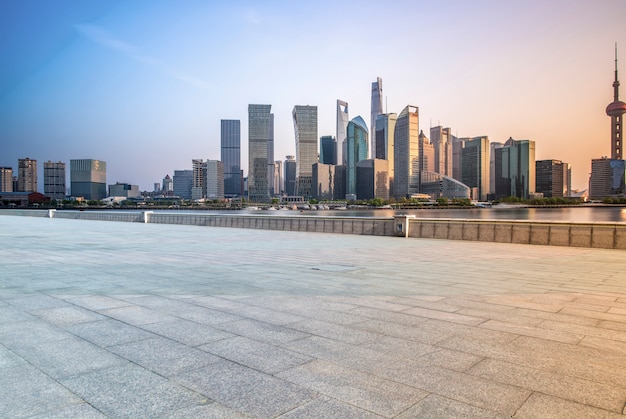 La place avant de l&#39;immeuble de bureaux moderne dans le quartier financier de Shanghai,