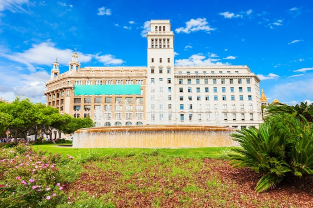 La place de Catalogne ou Placa de Catalunya est une grande place au centre de la ville de Barcelone en Espagne