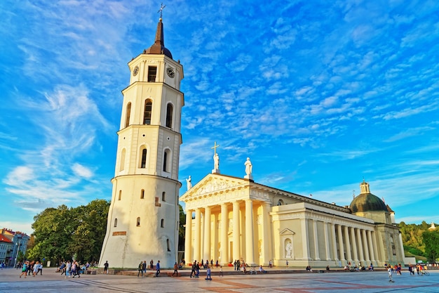 Place de la cathédrale et beffroi, vieille ville, Vilnius, Lituanie. Les gens en arrière-plan