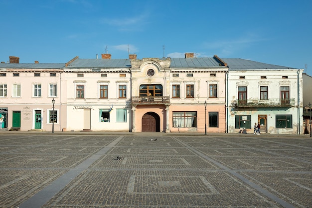 Place centrale de l'ancienne ville historique de Zhovkva Ukraine
