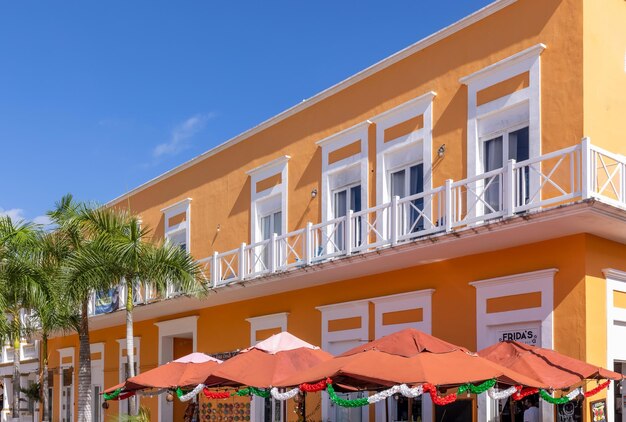 Photo la place centrale de san miguel de cozumel, au mexique, et les rues colorées du centre-ville colonial pendant les mois de pointe de la haute saison touristique