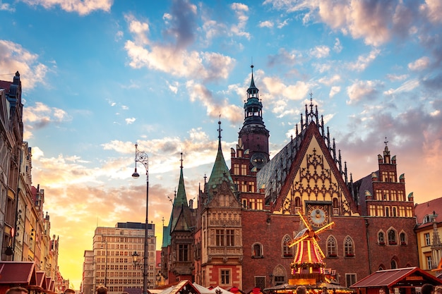 La place centrale de la ville de wroclaw pendant la foire en été