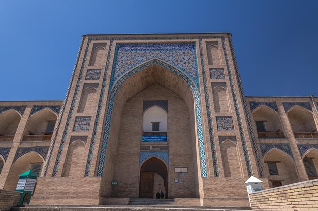 La place Chorsu avec la madrasa Kukeldash à Tachkent