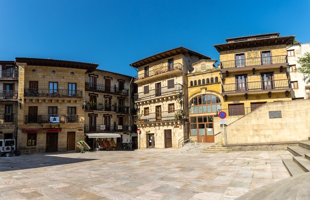 La place de la commune de Lezo, la petite ville côtière de la province de Gipuzkoa, Pays Basque