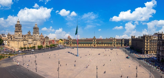 Place de la Constitution du Zocalo à Mexico, la cathédrale métropolitaine et le palais national