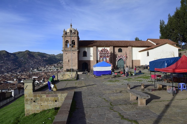 La place devant l'église dans la vieille ville de Cusco