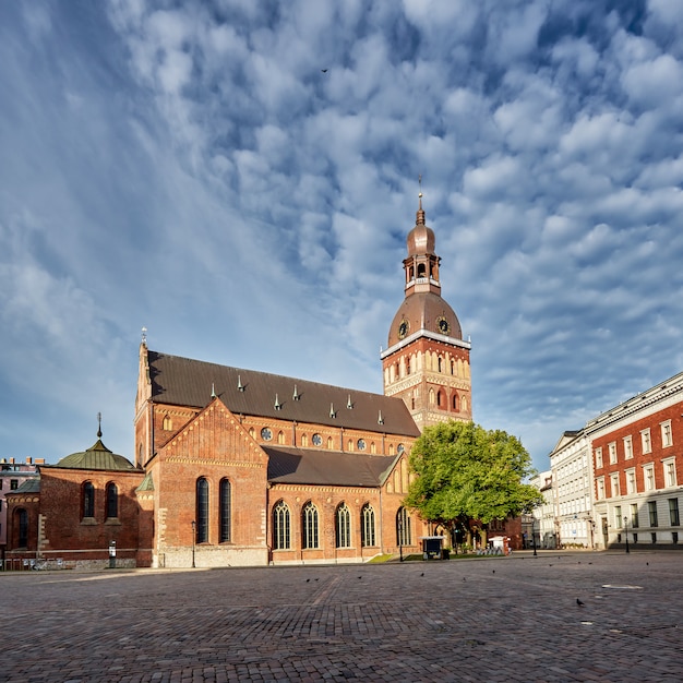 Place du Dôme, cathédrale de Riga au centre de la vieille ville de Riga, Lettonie.