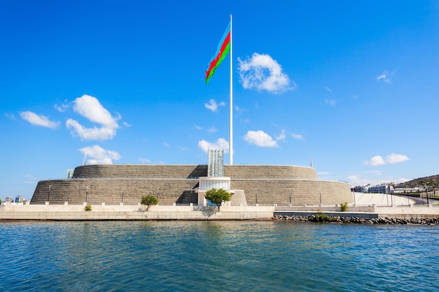 La place du drapeau national est une grande place de la ville située près de l'avenue Neftchiler à Bakou, en Azerbaïdjan. Un drapeau de 70 mètres sur 35 flotte sur un mât de 162 mètres de haut.