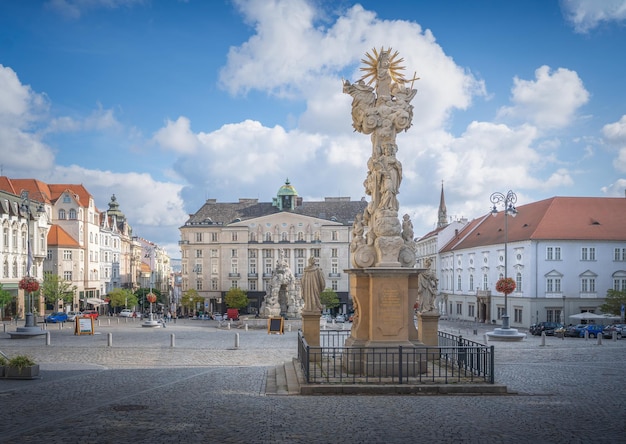 Photo place du marché du chou zelny trh et colonne de la sainte trinité brno république tchèque