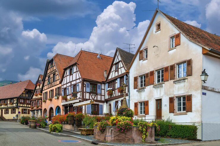 Photo place du marché avec des maisons historiques à dambach la ville d'alsace france