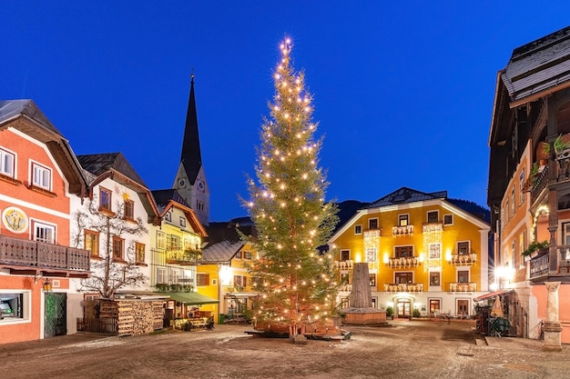 Place du marché de noël du village de montagne hallstatt dans les alpes autrichiennes la nuit autriche