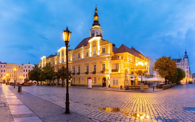 Place du marché pendant l'heure bleue du matin dans la vieille ville de swidnica silésie pologne