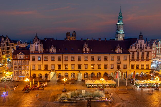 La place du marché de Wroclaw illuminée le soir depuis la Pologne