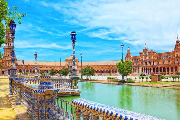 La place de l'Espagne est une place du parc Maria Luisa à Sevi