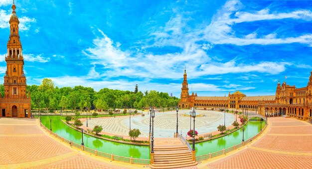 La place d'Espagne (Plaza de Espana) est une place du parc Maria Luisa, à Séville, en Espagne, construite en 1928