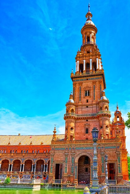 La place d'Espagne (Plaza de Espana) est une place du parc Maria Luisa, à Séville, en Espagne, construite en 1928