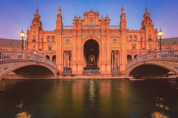 Place d&#39;Espagne ou Plaza de España à Séville pendant l&#39;heure bleue du soir, Andalousie, Espagne