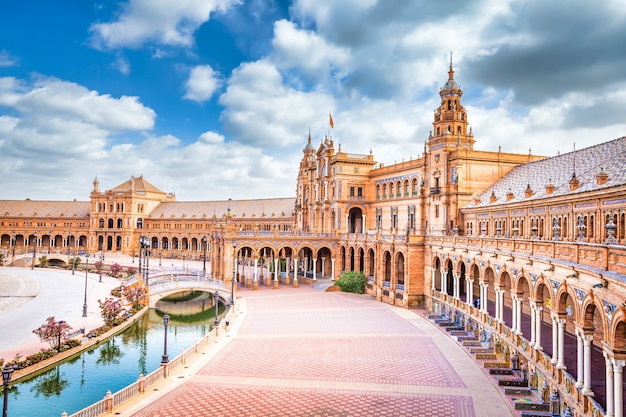 Place d'Espagne à Séville, Espagne. Un bel exemple d'architecture de la Renaissance ibérique pendant une journée d'été avec un ciel bleu