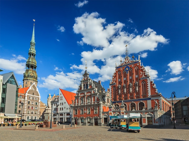 Place de l'hôtel de ville de Riga, Maison des points noirs et St. Peter's C